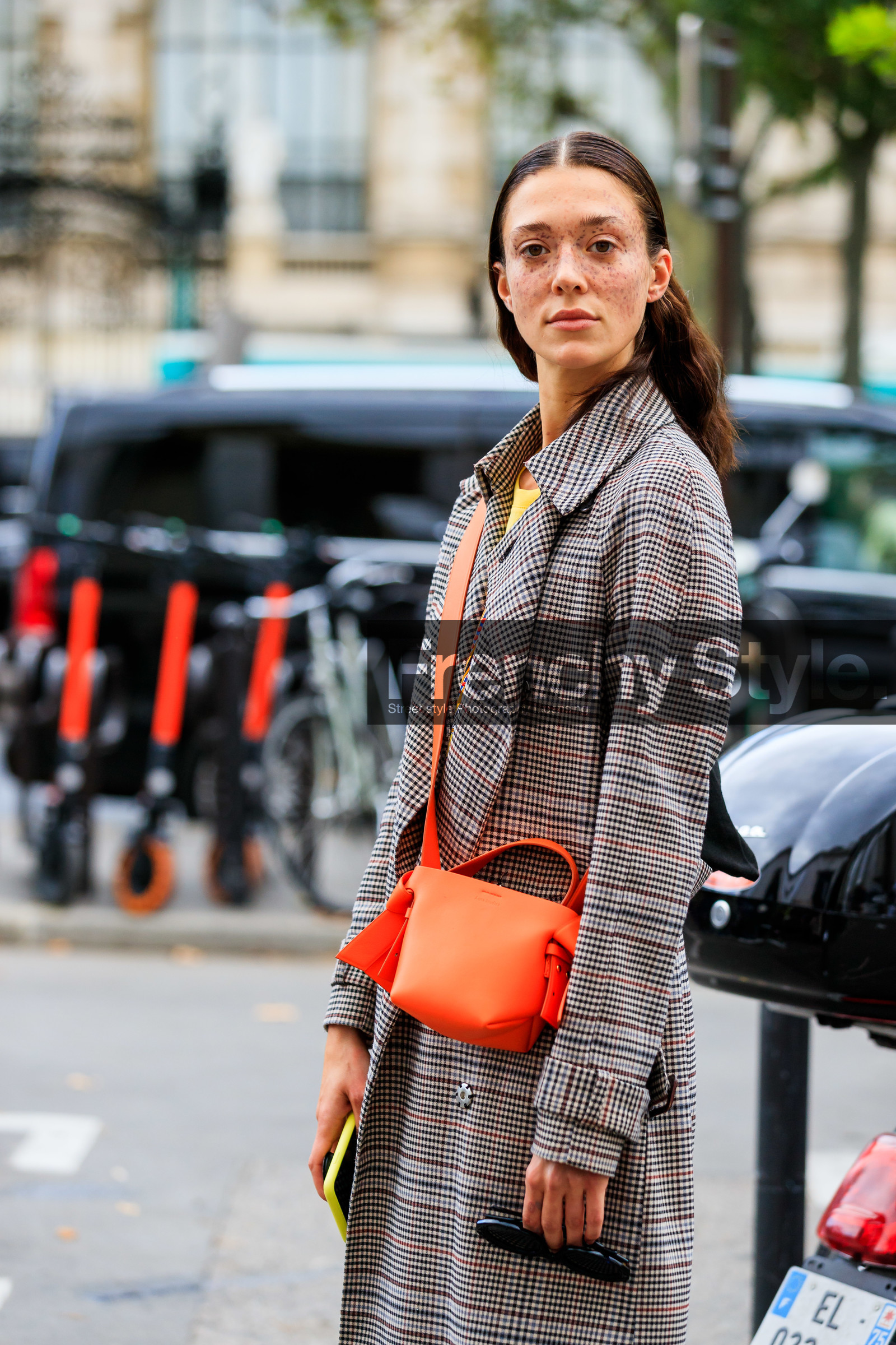 model, maeva marshall, checked trench coat, brown trench coat, beige trench coat, yellow t-shirt, orange leather bag, crossbody bag, acne studios bag, fashion week, frenchystyle, FW, jonathan paciullo, street style, SPRING SUMMER 2020, SS 20, PFW, PARIS, vertical, atmosphere details, detail