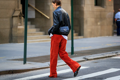 model, sara blomqvist, black leather jacket, black leather perfecto, white shirt, red pants, velvet pants, corduroy pants, loose pants, flare pants, crossbody bag, black leather bag, back details, big earrings, round shape earrings, silvered earrings, pearl earrings, hoop earrings, michael kors bag, fashion week, frenchystyle, FW, jonathan paciullo, street style, NYFW, NEW YORK, AUTUMN WINTER 2020-2021, FALL WINTER 2020-2021, FW 20-21, horizontal, atmosphere details, detail