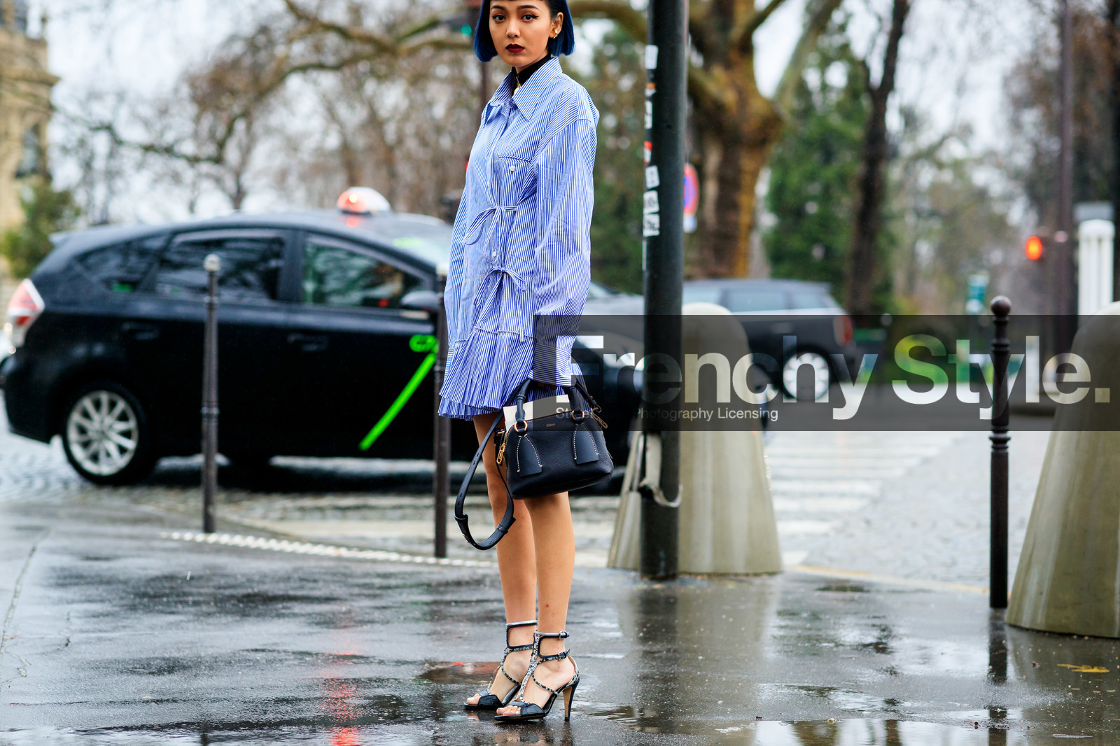 kiwi lee, blue dress, blue shirt, white shirt, white dress, striped dress, striped shirt, long sleeves dress, mini dress, long shirt, dress shirt, asymetrical dress, pleated dress, black leather bag, black leather chocker, golden chocker, hand bag, black leather sandals, animal skin sandals, multi straps sandals, ruffle dress, knoted dress, chloe bag, fashion week, frenchystyle, FW, jonathan paciullo, street style, PFW, PARIS, AUTUMN WINTER 2020-2021, FALL WINTER 2020-2021, FW 20-21, horizontal, detail, atmosphere details
