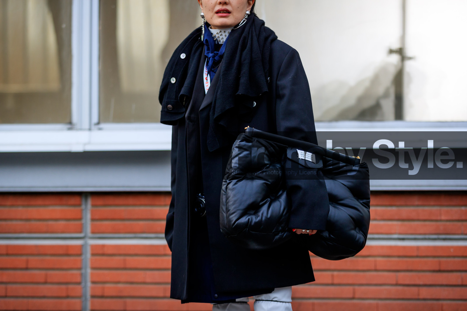 black bag, black jacket, black scarf, earrings, leather bag, maison martin margiela, trousers, fashion week, frenchystyle, FW, jonathan paciullo, street style, PFW, PARIS, AUTUMN WINTER 2018-2019, FALL WINTER 2018-2019, FW 18-19, horizontal, atmosphere details