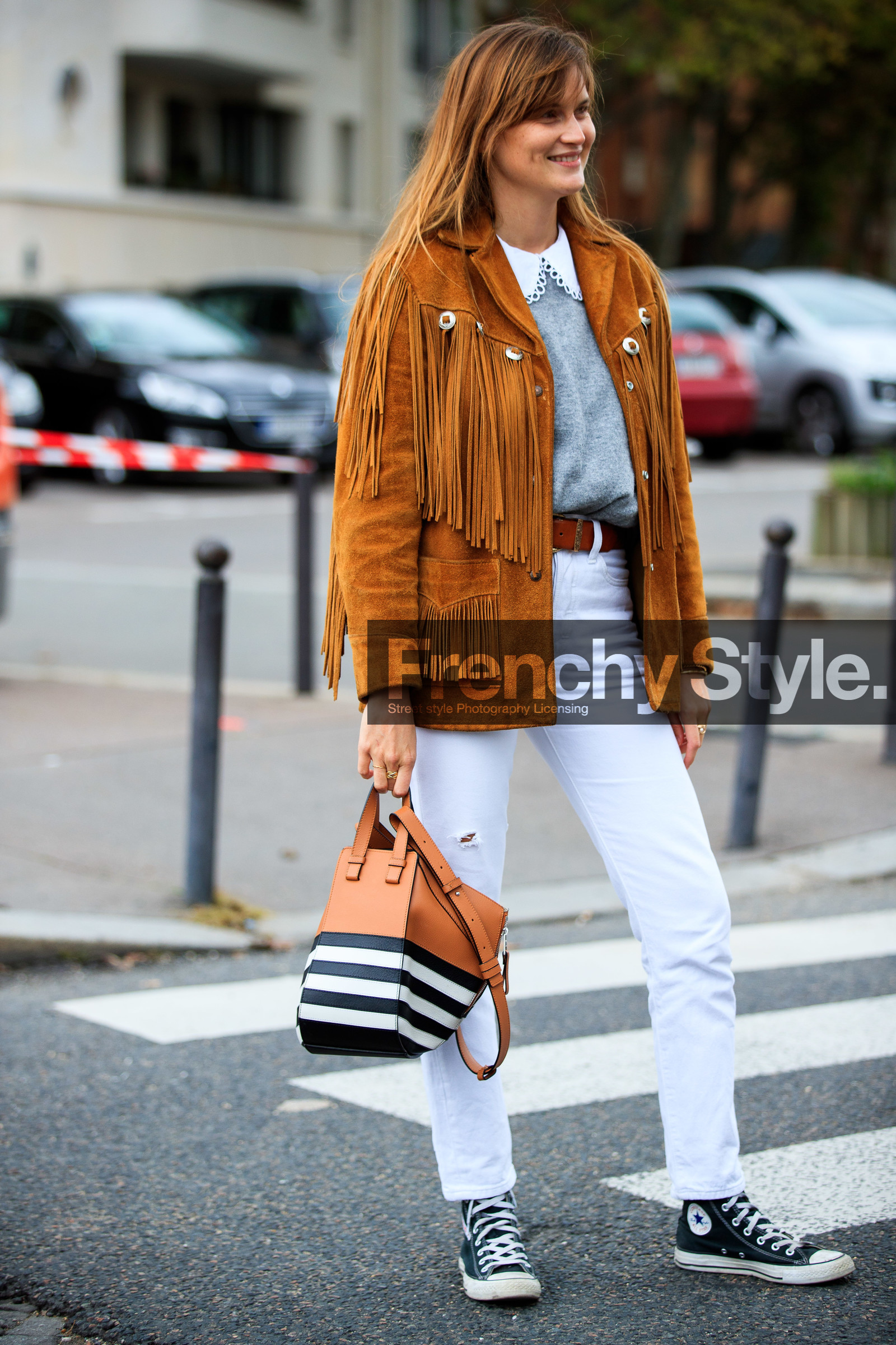 eugenie trochu, camel jacket, camel suede jacket, fringe jacket, cowboy jacket, grey pullover, collar details, white jeans, white leather bag, black leather bag, camel leather bag, striped bag, loewe bag, converse shoes, black sneackers, fashion week, frenchystyle, FW, jonathan paciullo, street style, PFW, PARIS, SPRING SUMMER 2021, SS 21, vertical, full length
