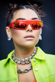 red sunglasses, silver choker, studs choker, hair bows, 90S look, silver stones, silver earrings, studs, silver choker, nude make up, karina nigay, fashion week, frenchystyle, FW, jonathan paciullo, street style, vertical, atmosphere details, detail