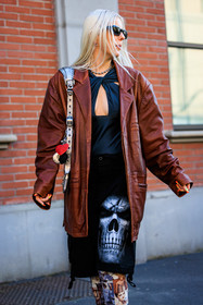 coperni top, cut out top, black top, silver necklace, leather jacket, oversized jacket, brown jacket, skull print skirt, black sunglasses, white hair, balenciaga bag, silver bag, orange nails, fashion week, frenchystyle, FW, jonathan paciullo, street style, MFW, MILAN, FALL WINTER 2022_2023, AUTUMN WINTER 2022-2023, FW 22-23, vertical, atmosphere details
