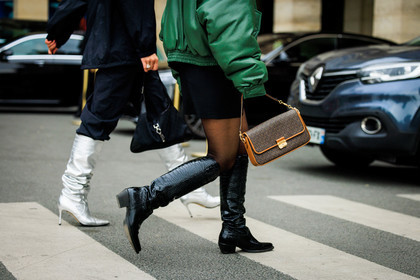 black boots, croco boots, green jacket, mini skirt, black skirt, details, michael kors bag, brown bag, logo bag, street style, jonathan paciullo, FW, frenchystyle, fashion week, AUTUMN WINTER 2022-2023, FALL WINTER 2022_2023, FW 22-23, PFW, PARIS, horizontal, atmosphere details, detail