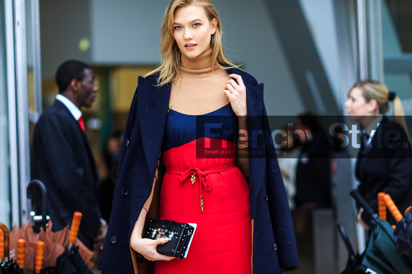 atmosphere details, AUTUMN WINTER 2016-2017, AW 16-17, beige knit, black bag, blue coat, detail, FALL WINTER 2016-2017, fashion week, frenchystyle, FW, FW 16-17, horizontal, jonathan paciullo, karlie kloss, leather bag, louis vuitton, model, over the shoulder, PARIS, PFW, red dress, street style, turtleneck sweater