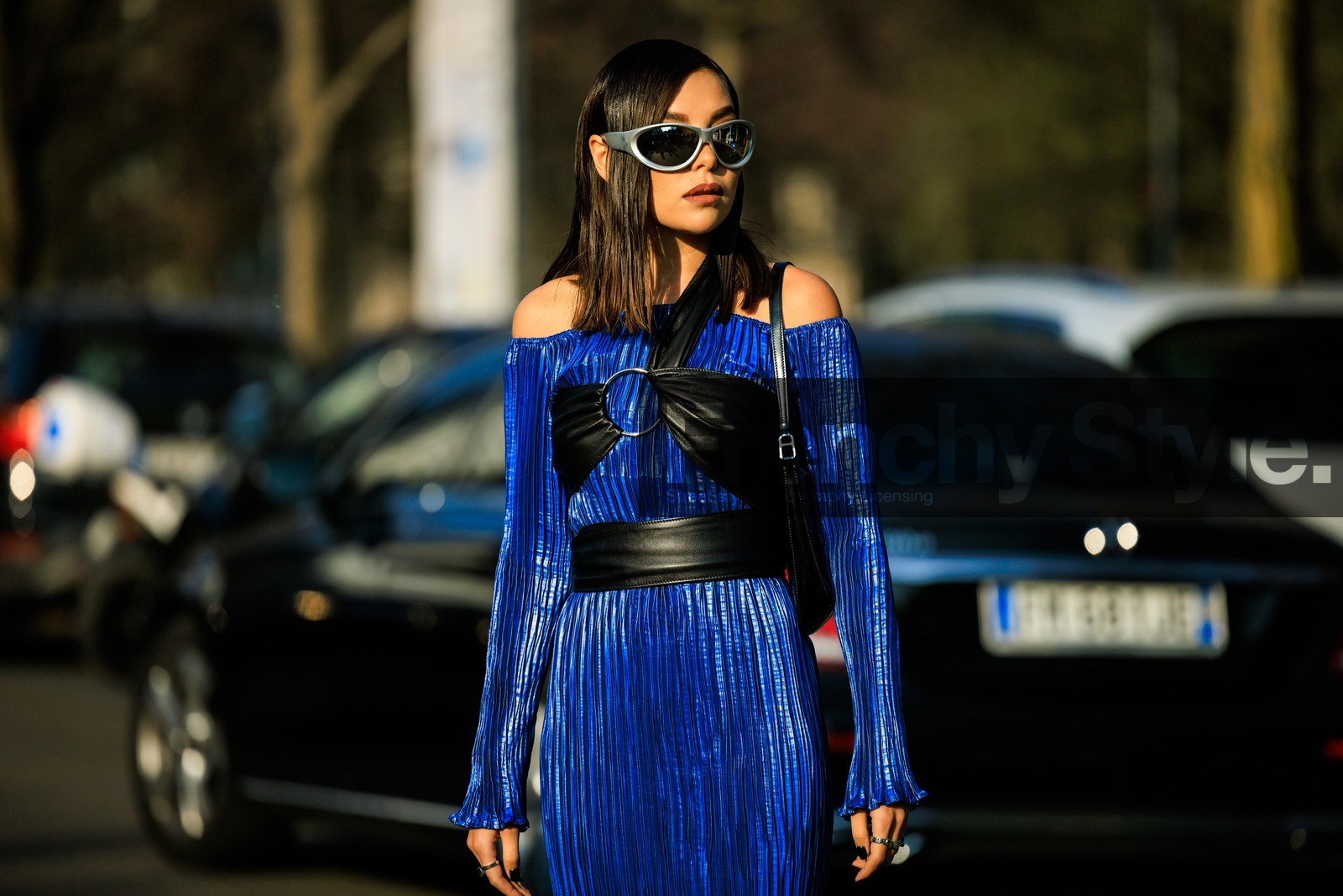 pleated dress, blue long dres, silver glasses, sunglasses, black betl, leather bra, black bra, shiny dress, black handbag, karina nigay, street style, jonathan paciullo, FW, frenchystyle, fashion week, MFW, MILAN, FALL WINTER 2022_2023, AUTUMN WINTER 2022-2023, FW 22-23, horizontal, atmosphere details