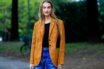 orange jacket, checked jacket, blue jeans, used jeans, Maartje Verhoef, street style, jonathan paciullo, FW, frenchystyle, fashion week, MFW, MILAN, SPRING SUMMER 2021, SS 21, horizontal, atmosphere details, detail, model