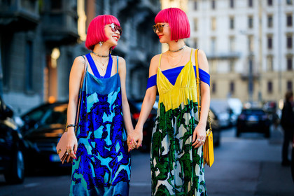 Ami and Aya Suzuki, ferragamo bag, yellow dress, light blue dress, sleeveless dress, half shoulder dress, long dress, animal print dress, printed dress, green dress, bicolor dress, yellow leather bag, shoulder bag, golden strap bag, nude leather bag, pink hair, dyed hair, aviator sunglasses, pink sunglasses, yellow sunglasses, silvered choker, golden earrings, multi necklace, strassed earrings, dangling earrings, low necked dress, fashion week, frenchystyle, FW, jonathan paciullo, street style, MFW, MILAN, AUTUMN WINTER 2020-2021, FALL WINTER 2020-2021, FW 20-21, horizontal, atmosphere details, detail