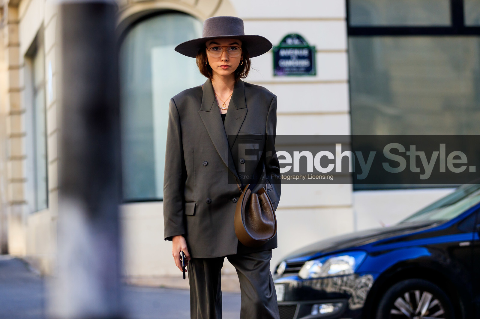 beatrice gutu, blazer, brown bag, grey hat, grey jacket, grey pants, grey suit, leather bag, trousers, fashion week, frenchystyle, FW, jonathan paciullo, street style, PFW, PARIS, AUTUMN WINTER 2019-2020, AW 19-20, FALL WINTER 2019-2020, FW 19-20, horizontal, atmosphere details, detail