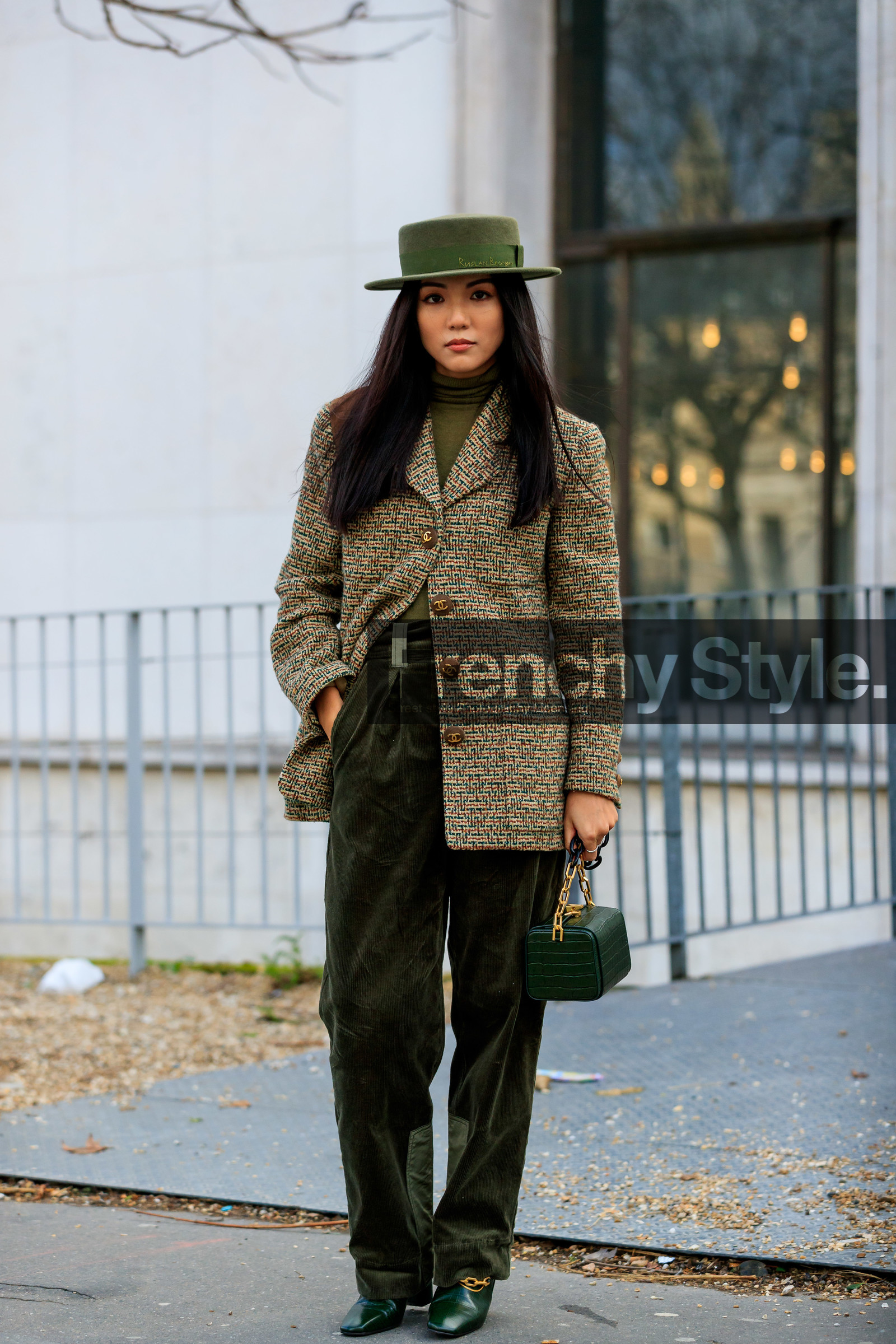 yoyo cao, kaki hat, kaki jacket, kaki pants, kaki pullover, kaki total look, green leather bag, green leather boots, checked jacket, chanel jacket, velvet pants, corduroy pants, carrot pants, high waist pants, turtleneck pullover, loose pants, animal skin bag, animal skin boots, golden chain strap bag, golden buckle shoes, fashion week, frenchystyle, FW, jonathan paciullo, street style, PFW, PARIS, vertical, full length