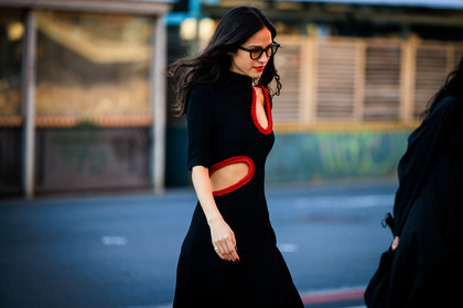 close up, cut out black and red dress, sunglasses, fashion week, frenchystyle, FW, jonathan paciullo, street style, NYFW, NEW YORK, AUTUMN WINTER 2022-2023, FALL WINTER 2022_2023, FW 22-23, atmosphere details, horizontal
