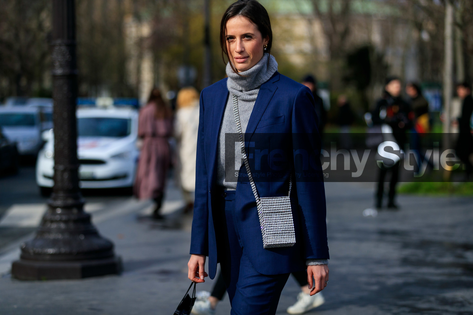 astrid boutrot, navy blue jacket, navy blue pants, turtleneck pullover, light grey pullover, strassed bag, crossbody bag, silvered bag, box bag, square shape bag, fashion week, frenchystyle, FW, jonathan paciullo, street style, PFW, PARIS, horizontal, atmosphere details, detail