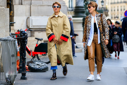 beige trench coat, white sunglasses, burgundy leather shoes, laced shoes, flat shoes, grey socks, leopard printed coat, white shirt, white leather sneakers, nike shoes, air max sneakers, camel leather pants, louis vuitton belt, black leather belt, golden buckle belt, fur coat, golden earrings, animal shape earrings, cropped pants, PARIS, PFW, SPRING SUMMER 2020, SS 20, fashion week, frenchystyle, FW, jonathan paciullo, street style, horizontal, atmosphere details, full length