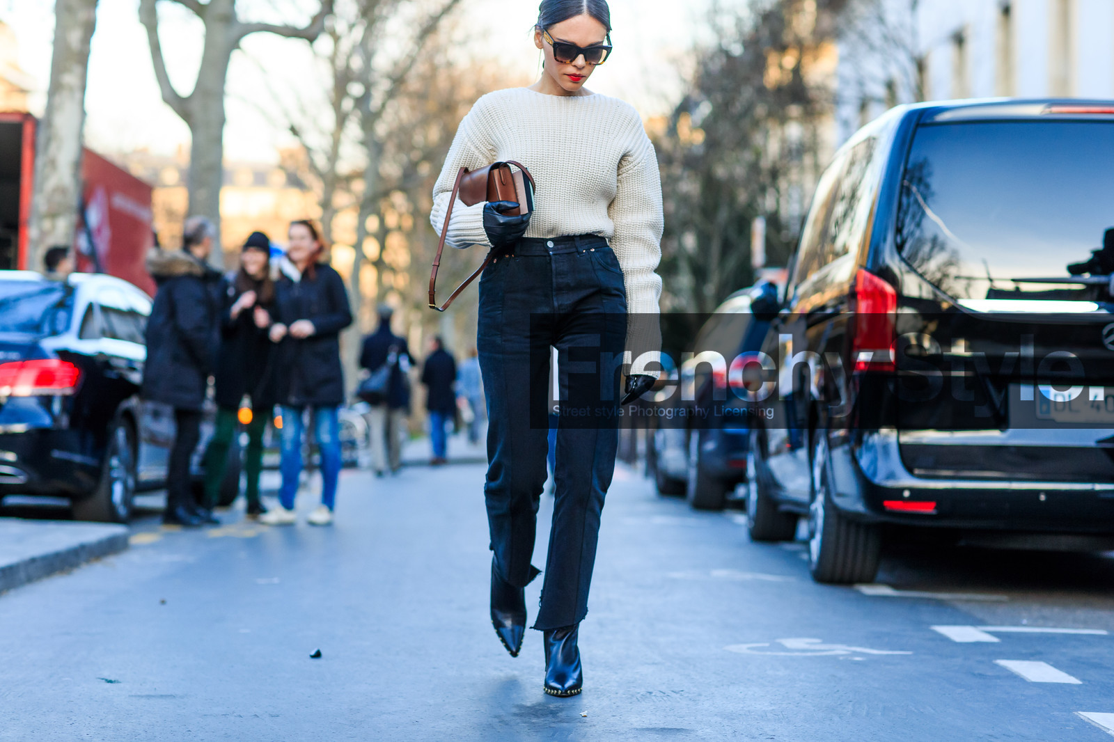 atmosphere details, AUTUMN WINTER 2016-2017, AW 16-17, beige knit, beige sweater, black boots, black denim, black gloves, brown bag, denim pants, detail, evangelie smyrniotaki, FALL WINTER 2016-2017, fashion week, frenchystyle, FW, FW 16-17, high heels, horizontal, jeans, jonathan paciullo, leather bag, leather boots, leather gloves, PARIS, PFW, street style, studs, sunglasses, trousers, vêtements