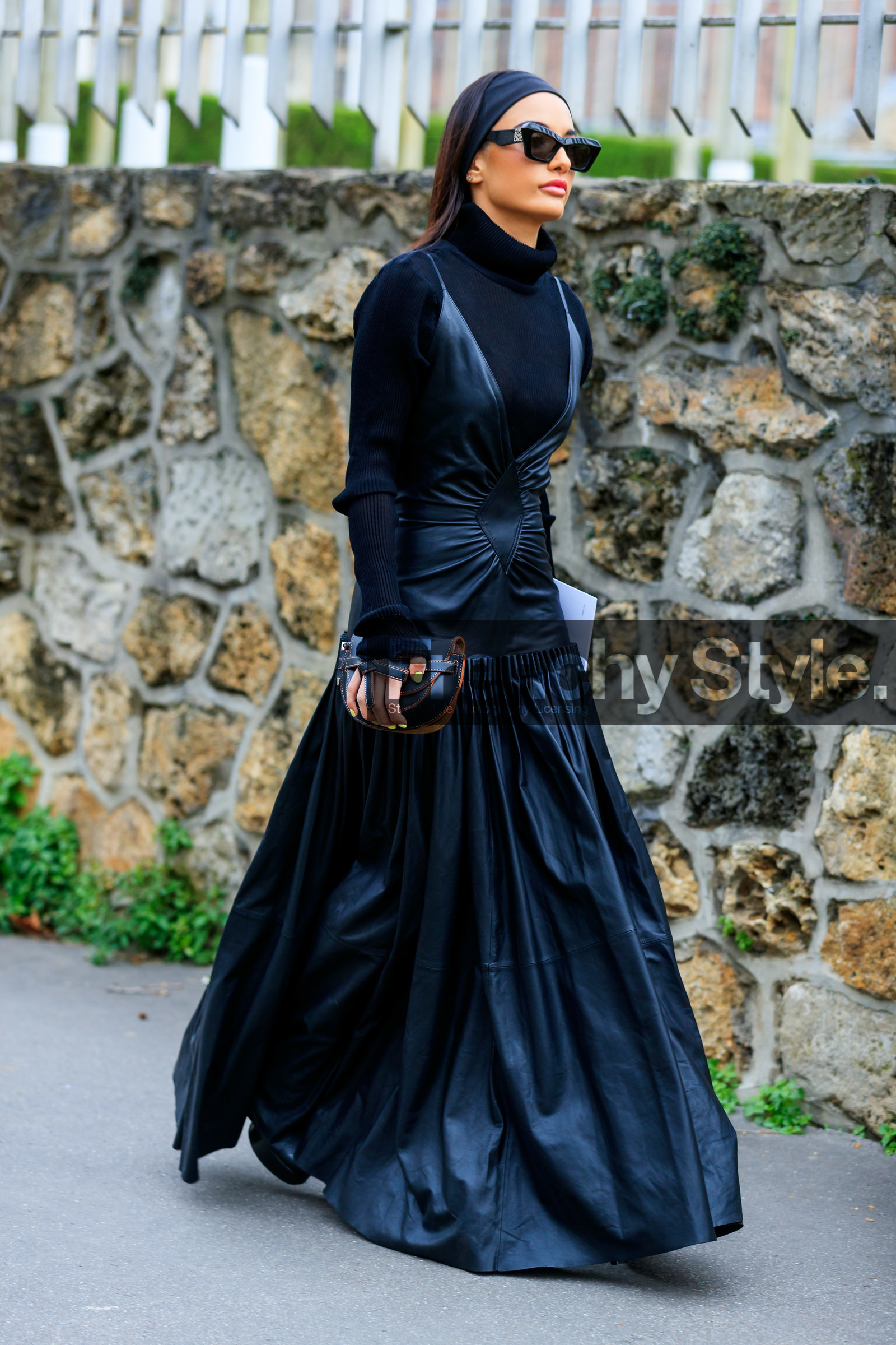 amina muaddi, loewe clutch, loewe dress, loewe sunglasses, loewe look, black leather clutch, black leather dress, black sunglasses, black pullover, black headband, sleeveless dress, long dress, drape bag, low necked dress, turtleneck pullover, fashion week, frenchystyle, FW, jonathan paciullo, street style, PFW, PARIS, AUTUMN WINTER 2020-2021, FALL WINTER 2020-2021, FW 20-21, vertical, full length