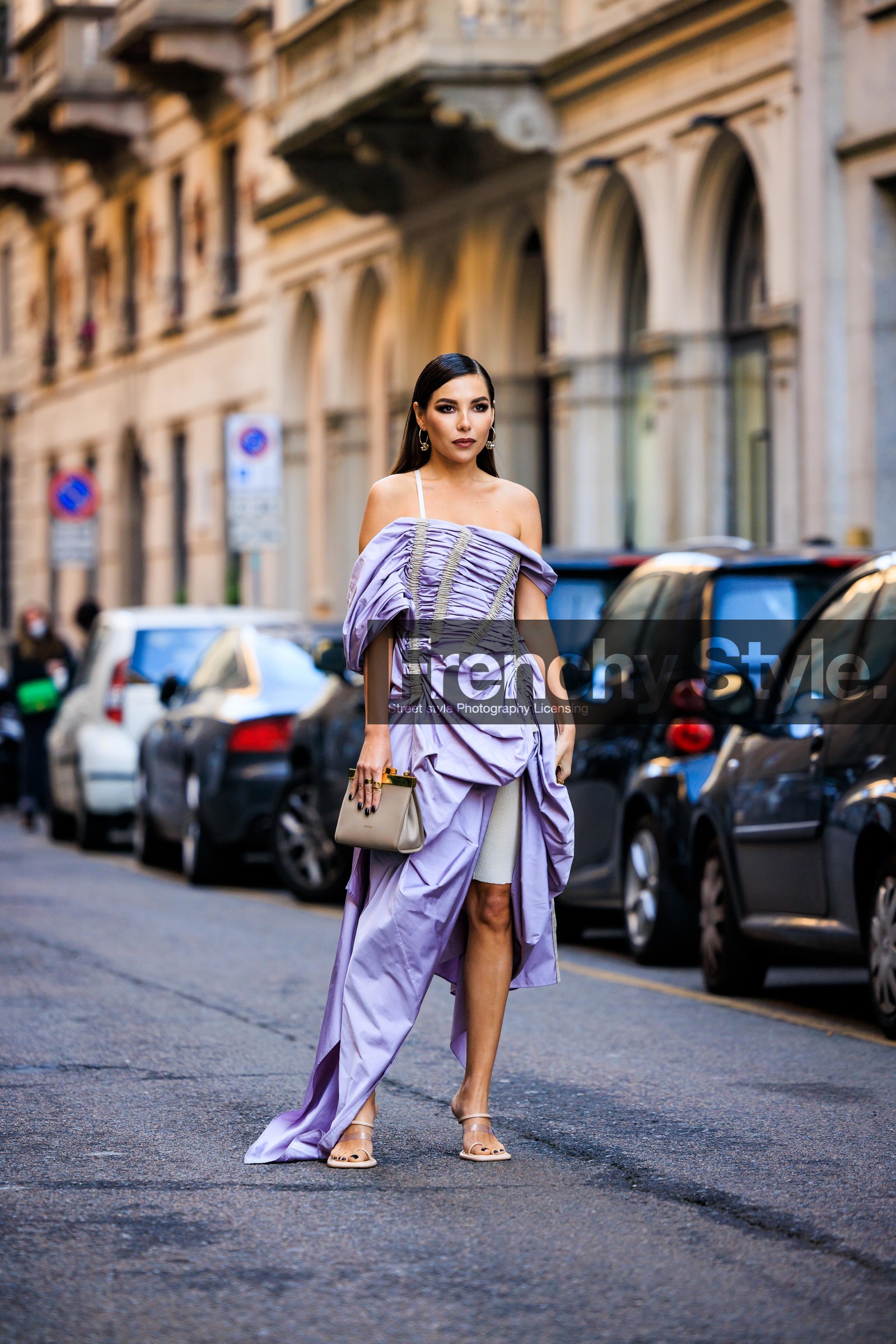 assymetric dress, purple dress, strapless dress, grey pouch, beige sandals, loop earrings, karina nigay, street style, jonathan paciullo, FW, frenchystyle, fashion week, MFW, MILAN, FALL WINTER 2022_2023, AUTUMN WINTER 2022-2023, FW 22-23, vertical, full length
