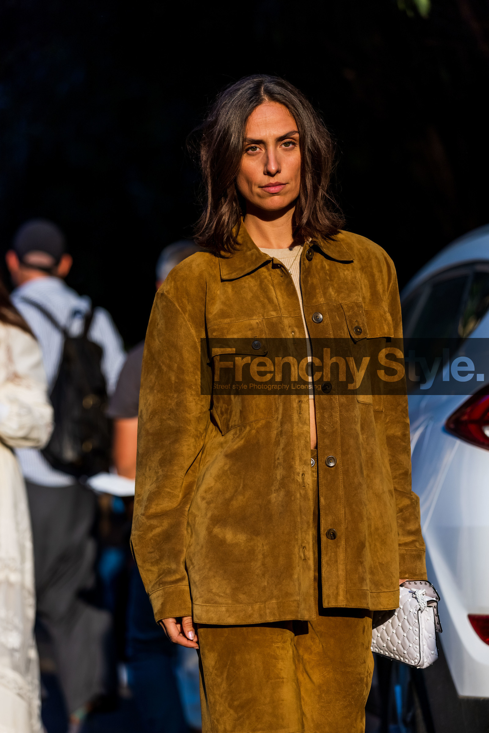 brown monochrome, Erika Boldrin, monochrome, suede jacket, suede pants, white bag, fashion week, frenchystyle, FW, jonathan paciullo, street style, MFW, MILAN, SPRING SUMMER 2022, SS 22, vertical, atmosphere details, detail
