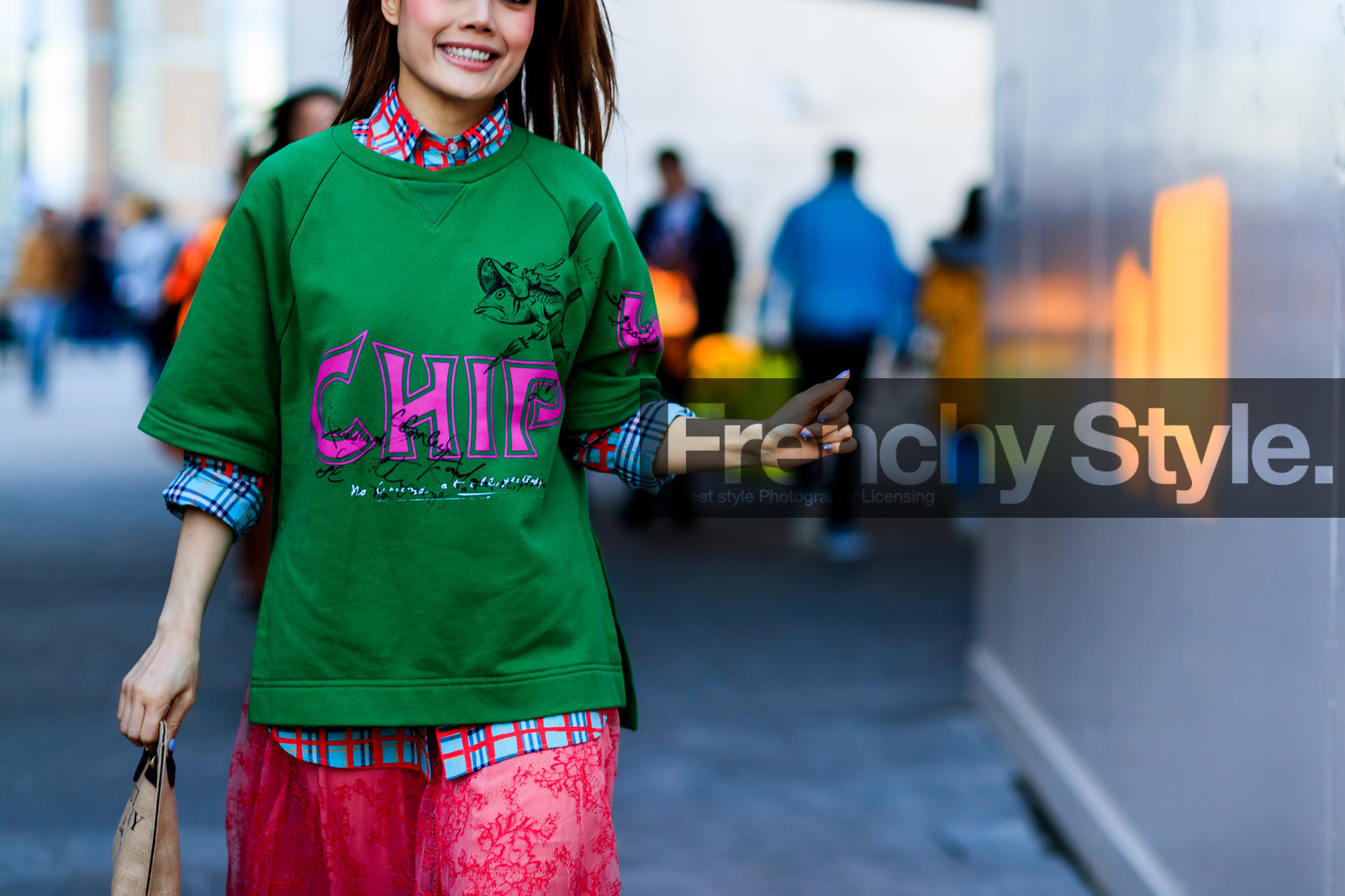 graphic skirt, graphic sweater, green sweater, leather bag, pink skirt, plaid, printed skirt, printed sweater, street style, jonathan paciullo, FW, frenchystyle, fashion week, LFW, LONDON, AUTUMN WINTER 2018-2019, AW 18-19, FALL WINTER 2018-2019, FW 18-19, horizontal, atmosphere details, detail