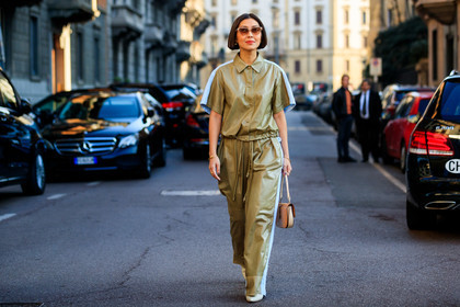 liz yu, kaki leather shirt, kaki leather pants, short sleeves shirt, jogging pants, light blue leather shirt, light blue leather pants, beige leather bag, hand bag, animal skin bag, beige sunglasses, butterfly sunglasses, fashion week, frenchystyle, FW, jonathan paciullo, street style, MFW, MILAN, AUTUMN WINTER 2020-2021, FALL WINTER 2020-2021, FW 20-21, horizontal, atmosphere details, full length