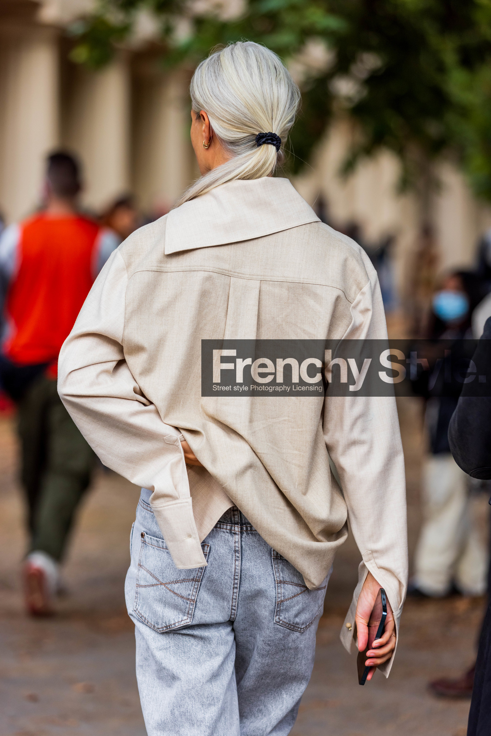 Sarah Harris, shirt, blouse, beige, denim, fashion week, frenchystyle, FW, jonathan paciullo, street style, SS 22, SPRING SUMMER 2022, LFW, LONDON, vertical, atmosphere details, detail