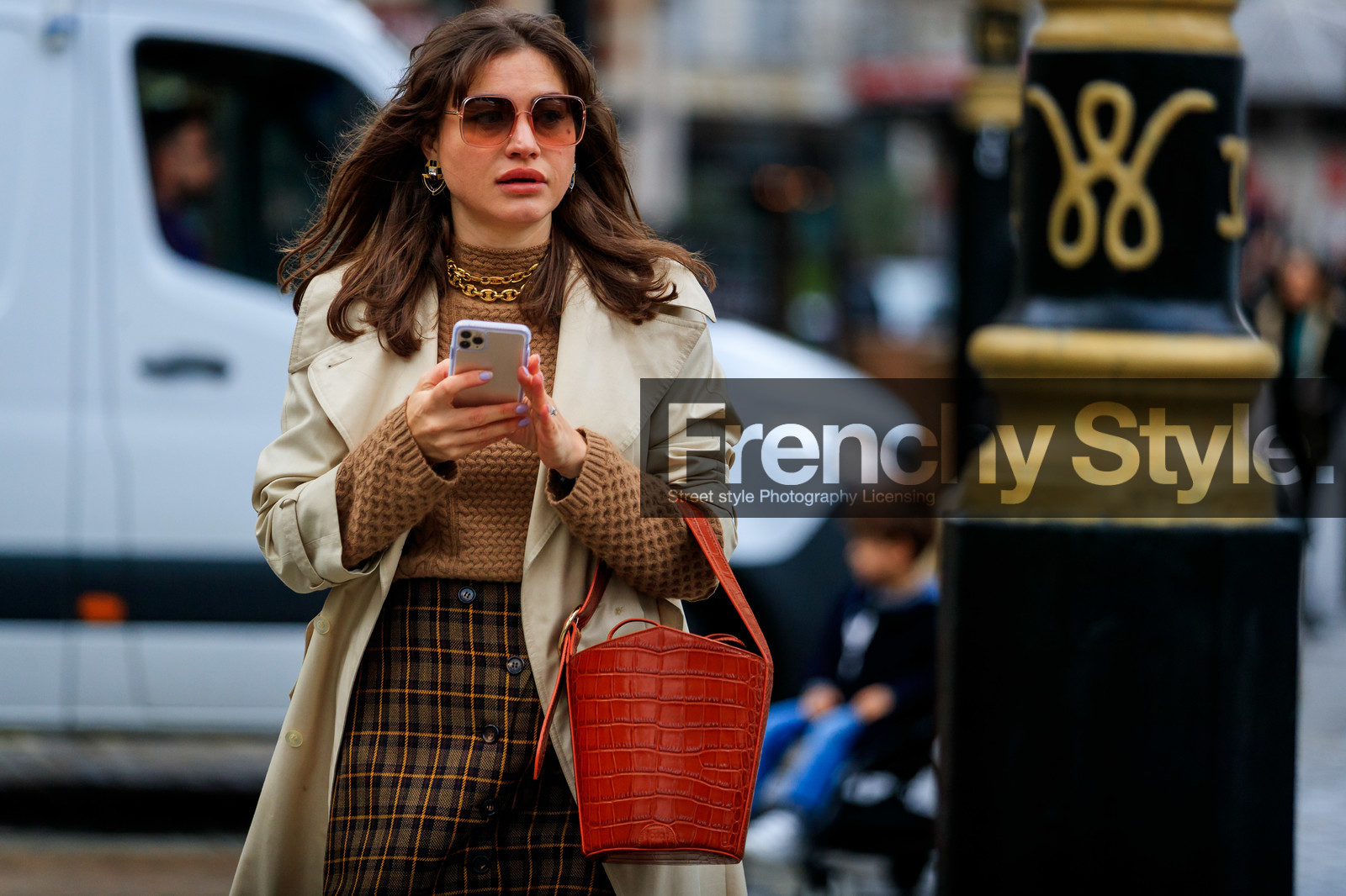 iphone, smoked sunglasses, square shape glasses, red leather bag, bucket bag, animal skin bag, hand bag, golden necklace, big chain necklace, light beige trench coat, beige pullover, checked skirt, brown skirt, button skirt, yellow skirt, multi necklace, golden earrings, vintage style earrings, black earrings, strassed earrings, fashion week, frenchystyle, FW, jonathan paciullo, street style, LFW, LONDON, AUTUMN WINTER 2020-2021, FALL WINTER 2020-2021, FW 20-21, horizontal, atmosphere details, detail