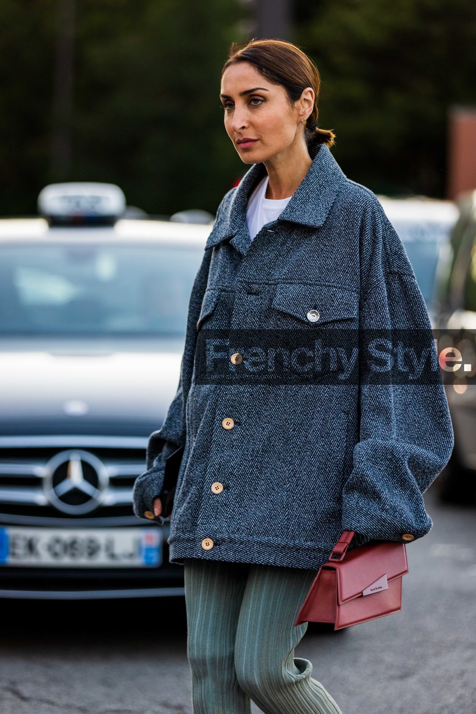 acne studios bag, acne studios looks, bag, blue pants, Geraldine Boublil, grey jacket, jacket, leather bag, oversize jacket, pants, red bag, ribbed pants, white t-shirt, street style, jonathan paciullo, FW, frenchystyle, fashion week, PFW, PARIS, SPRING SUMMER 2022, SS 22, vertical, atmosphere details