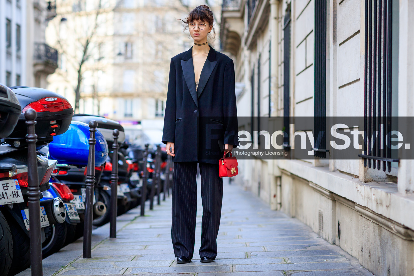 atmosphere details, AUTUMN WINTER 2017-2018, AW 17-18, black jacket, black pants, black shoes, choker, FALL WINTER 2017-2018, fashion week, frenchystyle, full length, FW, FW 17-18, horizontal, jonathan paciullo, leather bag, necklace, oversize, PARIS, PFW, red bag, street style, trousers