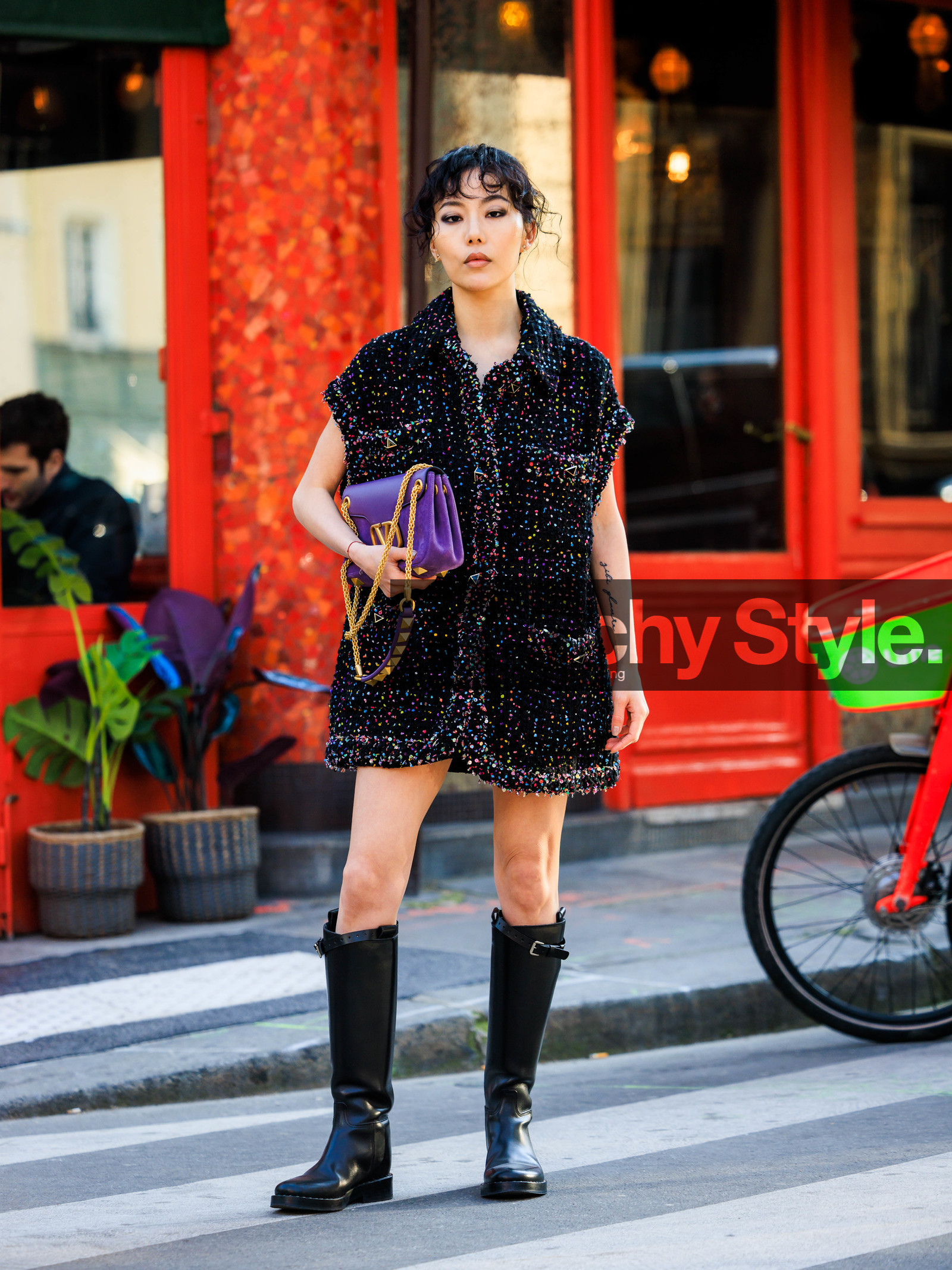 fringe hair, sparkling dress, black dress, mini dress, purple handbag, valentino handbag, tatoos, smoky eyes, valentino, black boots, leather boots, street style, jonathan paciullo, FW, frenchystyle, fashion week, AUTUMN WINTER 2022-2023, FALL WINTER 2022_2023, FW 22-23, PARIS, PFW, full length, vertical