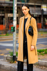 beige coat, casual look, black tshirt, black pants, black handbag, model, fashion week, frenchystyle, FW, jonathan paciullo, street style, vertical, atmosphere details, detail