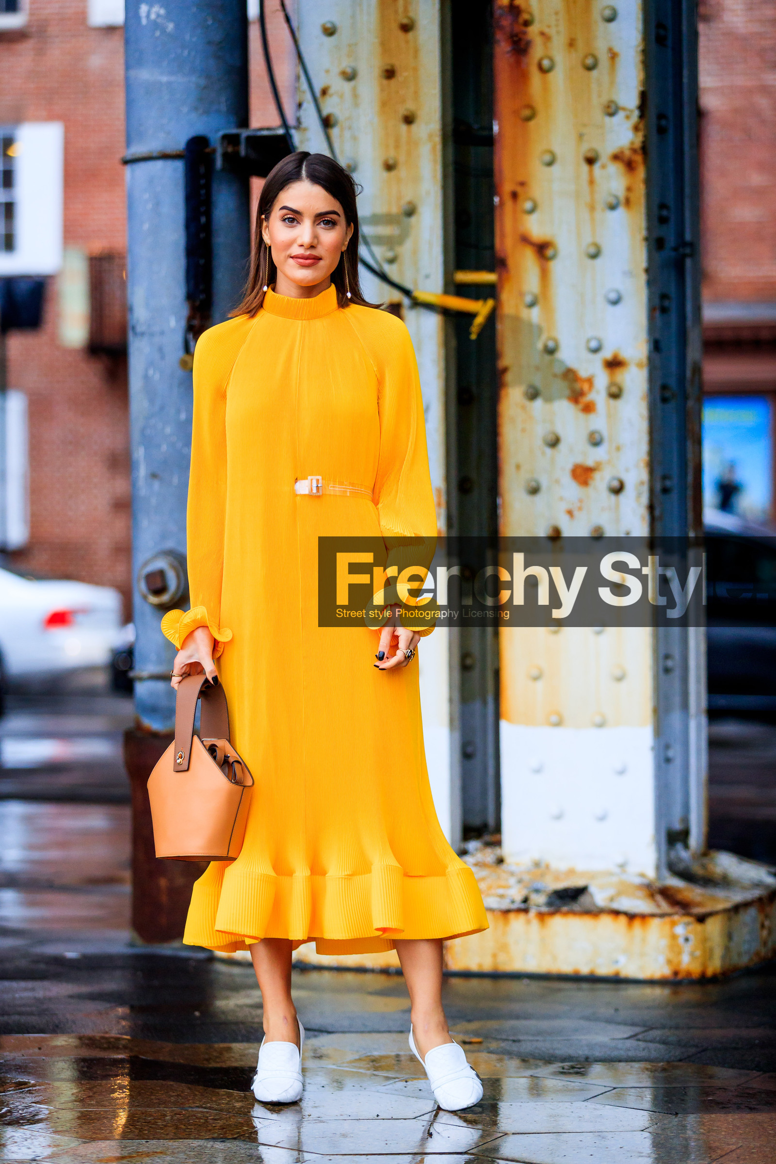 beige bag, camel bag, high heels, leather bag, leather shoes, orange dress, pleated dress, white shoes, street style, jonathan paciullo, FW, frenchystyle, fashion week, NYFW, NEW YORK, AUTUMN WINTER 2018-2019, AW 18-19, FALL WINTER 2018-2019, FW 18-19, vertical, full length, camila coelho