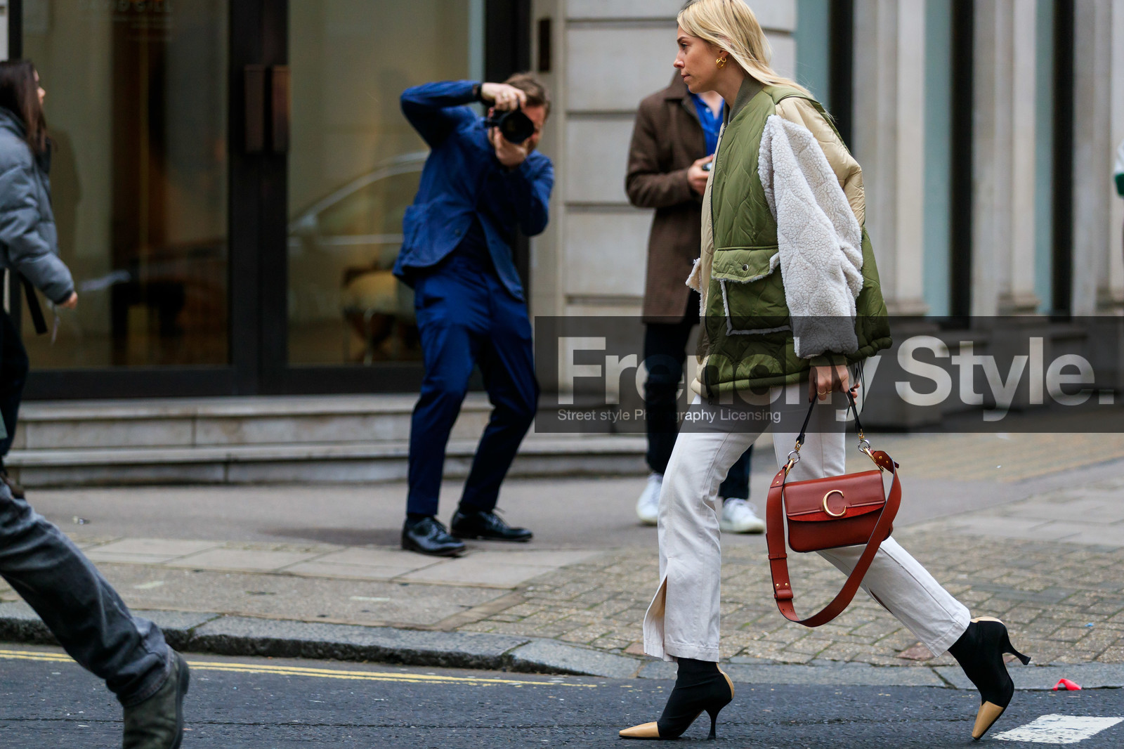 beige pants, black shoes, chloé, céline, green jacket, high heels, leather bag, leather shoes, red bag, trousers, street style, jonathan paciullo, FW, frenchystyle, fashion week, LFW, LONDON, AUTUMN WINTER 2019-2020, AW 19-20, FW 19-20, FALL WINTER 2019-2020, horizontal, atmosphere details, detail