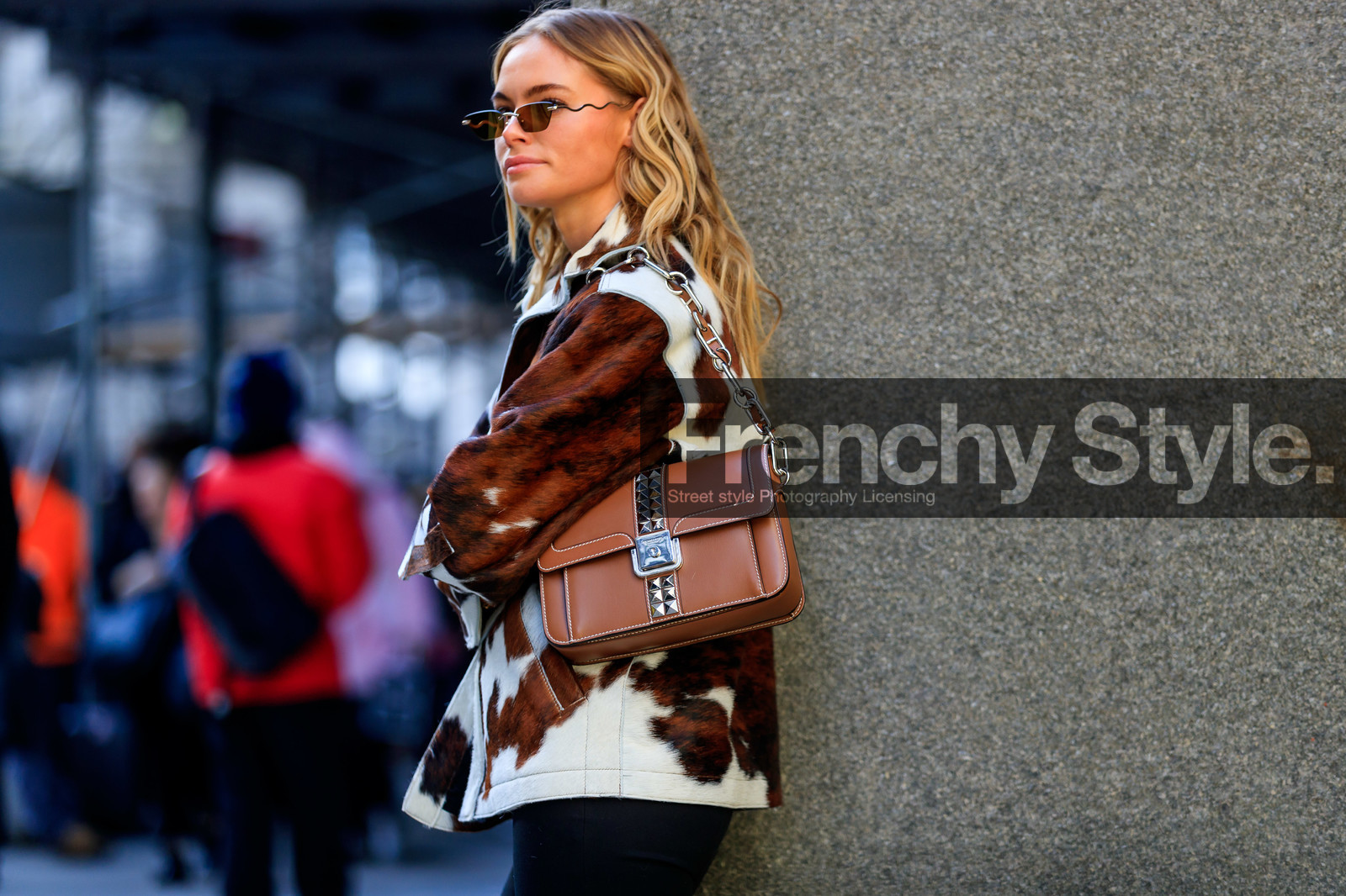 brown jacket, white jacket, bicolor jacket, fur jacket, shoulder bag, silvered chain strap bag, brown leather bag, michael kors bag, small sunglasses, close up detail, bag detail, metalic frame sunglasses, fashion week, frenchystyle, FW, jonathan paciullo, street style, NYFW, NEW YORK, AUTUMN WINTER 2020-2021, FALL WINTER 2020-2021, FW 20-21, horizontal, atmosphere details, detail
