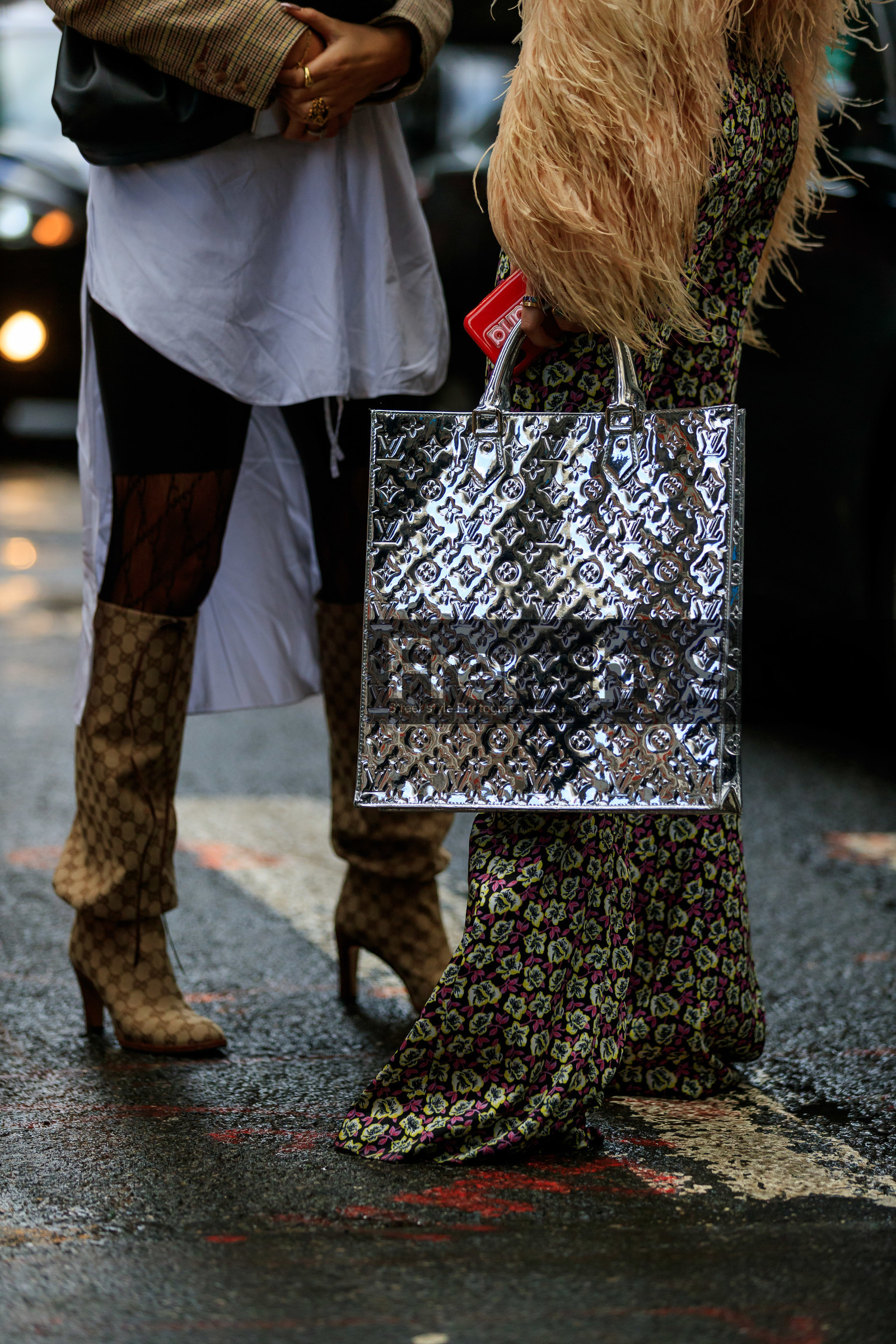 louis vuitton bag, silvered bag, big bag, shopping bag, monogrammed bag, hand bag, silk pants, floral printed pants, pink pants, flare pants, monogrammed boots, gucci shoes, high boots, high heels boots, black tights, gucci tights, fashion week, frenchystyle, FW, jonathan paciullo, street style, AUTUMN WINTER 2020-2021, FALL WINTER 2020-2021, FW 20-21, vertical, atmosphere details, detail, NYFW, NEW YORK
