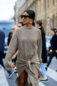 nausheen shah, knit dress, knitwear, beige dress, long sleeves dress, split dress, belted dress, long dress, drape dress, big earrings, black earrings, big sunglasses, round shape earrings, white earrings, golden earrings, PARIS, PFW, SPRING SUMMER 2020, SS 20, fashion week, frenchystyle, FW, jonathan paciullo, street style, vertical, atmosphere details, detail