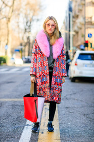 Annabel Rosendahl, AUTUMN WINTER 2017-2018, AW 17-18, black shoes, black sneakers, FALL WINTER 2017-2018, fashion week, frenchystyle, full length, fur collar, FW, FW 17-18, graphic bag, graphic coat, graphic jacket, green sweater, hoodie, jonathan paciullo, leather bag, leather shoes, MFW, MILAN, pink coat, pink fur, printed bag, printed coat, printed jacket, red bag, street style, sunglasses, trousers, vertical