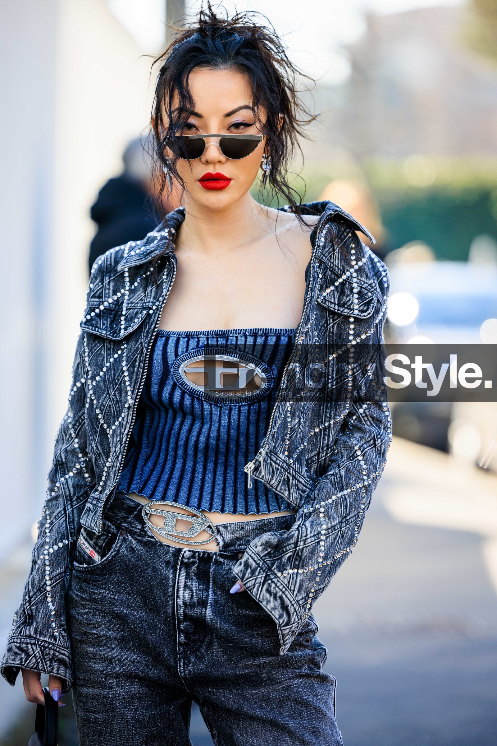 full diesel look, full denim look, black sunglasses, strapless top, denim top, diesel logo top, studded jacket, denim short jacket, dark grey jacket, dark grey jeans, red lips, mini diesel bag, mini black handbag, jessica wang, fashion week, frenchystyle, FW, jonathan paciullo, street style, MFW, MILAN, FALL WINTER 2022_2023, AUTUMN WINTER 2022-2023, FW 22-23, vertical, atmosphere details