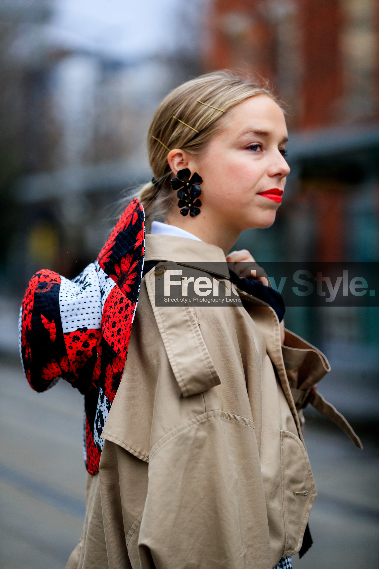 beige coat, chloe king, earrings, hair clip, red hat, red lips, trench coat, PARIS, PFW, street style, jonathan paciullo, FW, frenchystyle, fashion week, AUTUMN WINTER 2019-2020, AW 19-20, FALL WINTER 2019-2020, FW 19-20, vertical, atmosphere details, detail