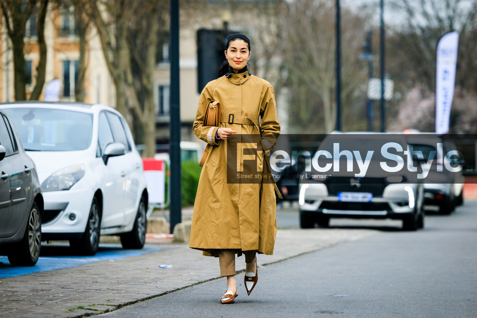 mustard yellow trench, camel bag, brow mocassins, beige trousers, coperni, caroline issa, street style, jonathan paciullo, FW, frenchystyle, fashion week, AUTUMN WINTER 2022-2023, FALL WINTER 2022_2023, FW 22-23, PFW, PARIS, horizontal, atmosphere details, full length