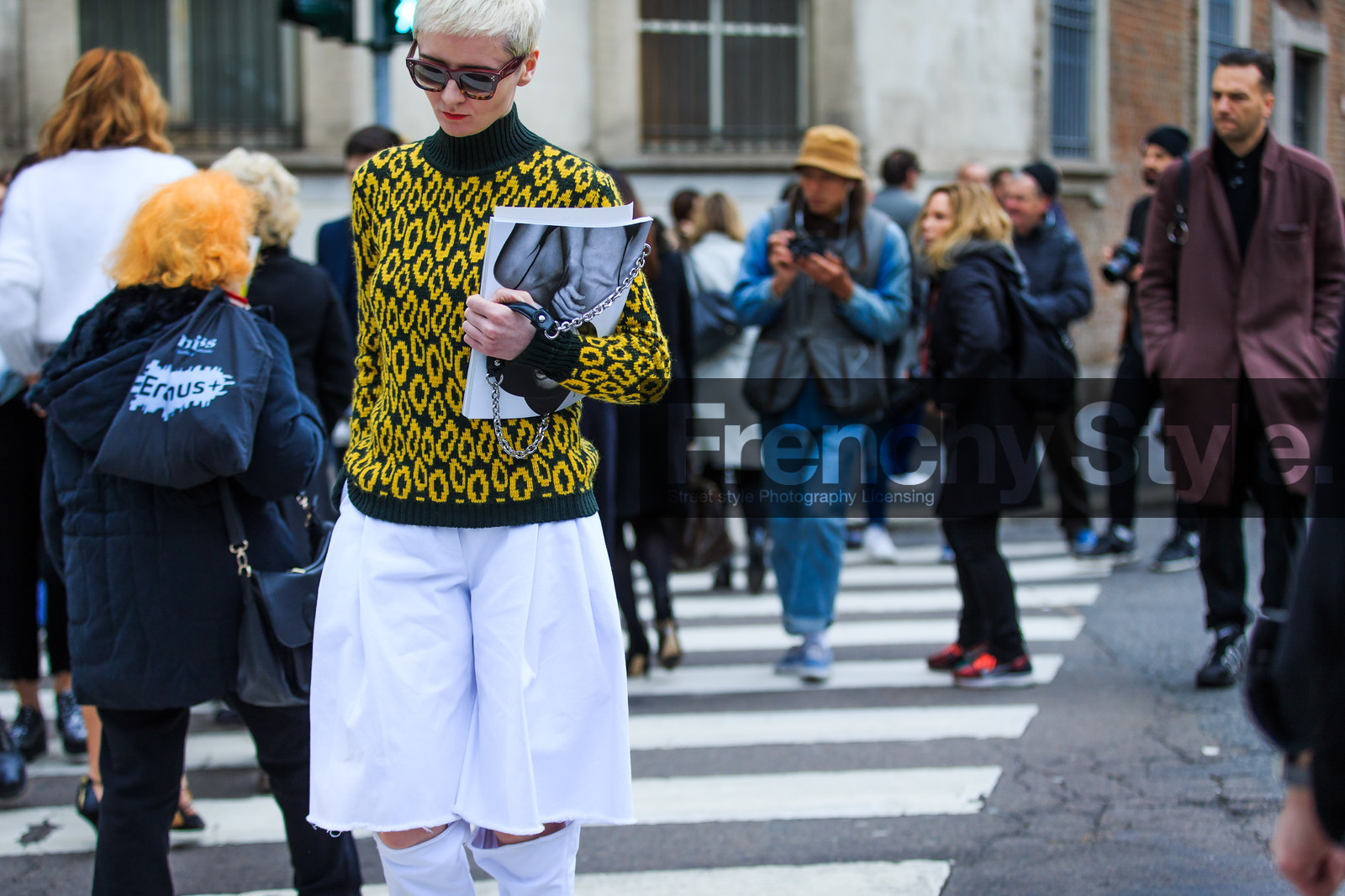 atmosphere details, AUTUMN WINTER 2016-2017, AW 16-17, céline, detail, FALL WINTER 2016-2017, fashion week, frenchystyle, FW, FW 16-17, green sweater, horizontal, jonathan paciullo, LFW, LONDON, MENSWEAR, printed sweater, street style, sunglasses, turtleneck sweater, white shorts, yellow sweater