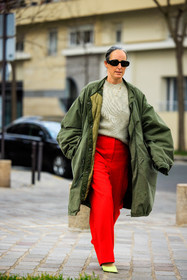oversized jacket, winter coat, grey jumper, knitted jumper, black sunglasses, red pants, baggy pants, green coat, kaki coat, fluo green heels, street style, jonathan paciullo, FW, frenchystyle, fashion week, AUTUMN WINTER 2022-2023, FALL WINTER 2022_2023, FW 22-23, PFW, PARIS, full length, vertical