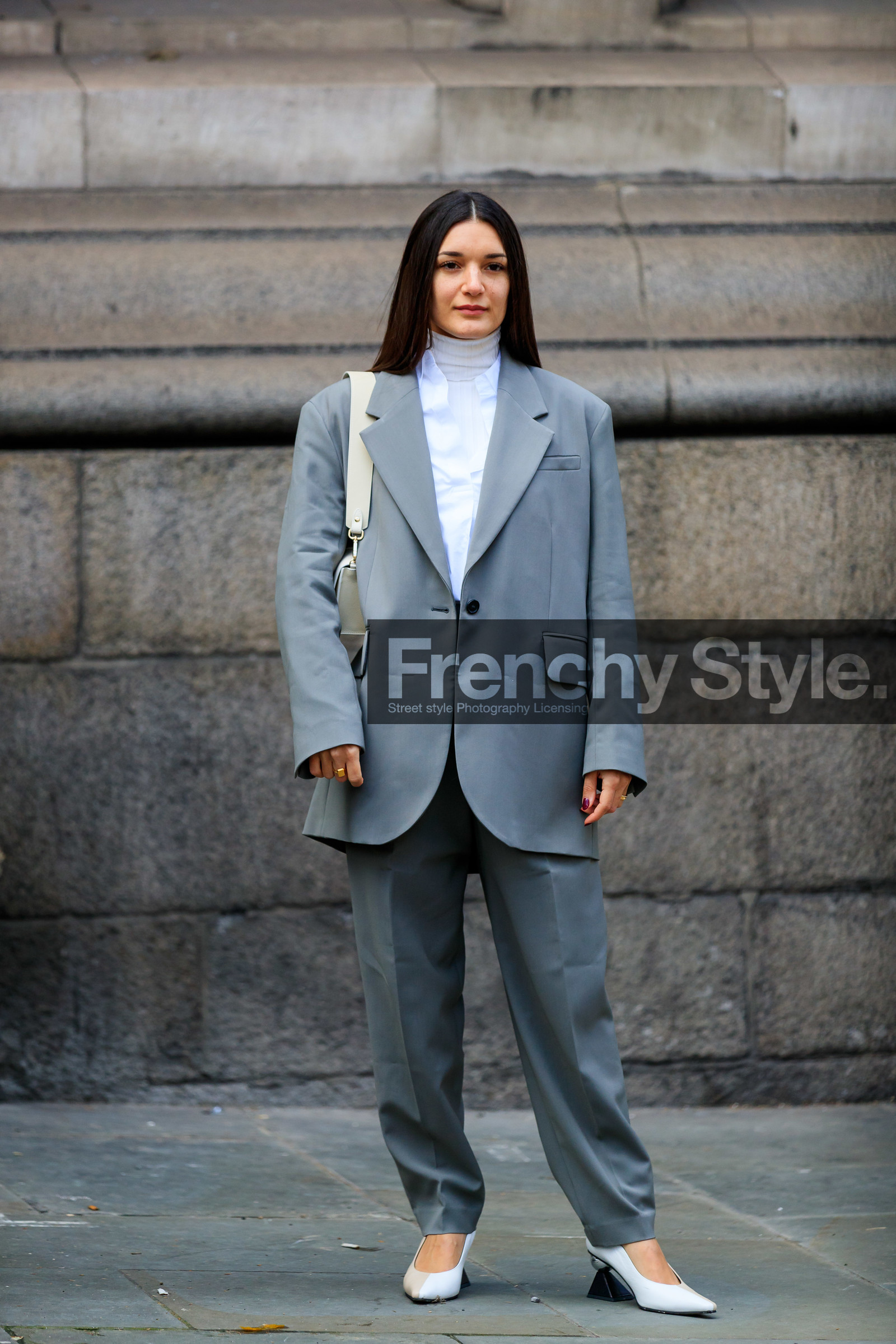 white shirt, white pullover, white leather shoes, white leather bag, shoulder bag, grey jacket, grey pants, grey suits, oversize jacket, oversize pants, loose pants, turtleneck pullover, geometrical heel, fashion week, frenchystyle, FW, jonathan paciullo, street style, LFW, LONDON, AUTUMN WINTER 2020-2021, FALL WINTER 2020-2021, FW 20-21, vertical, full length