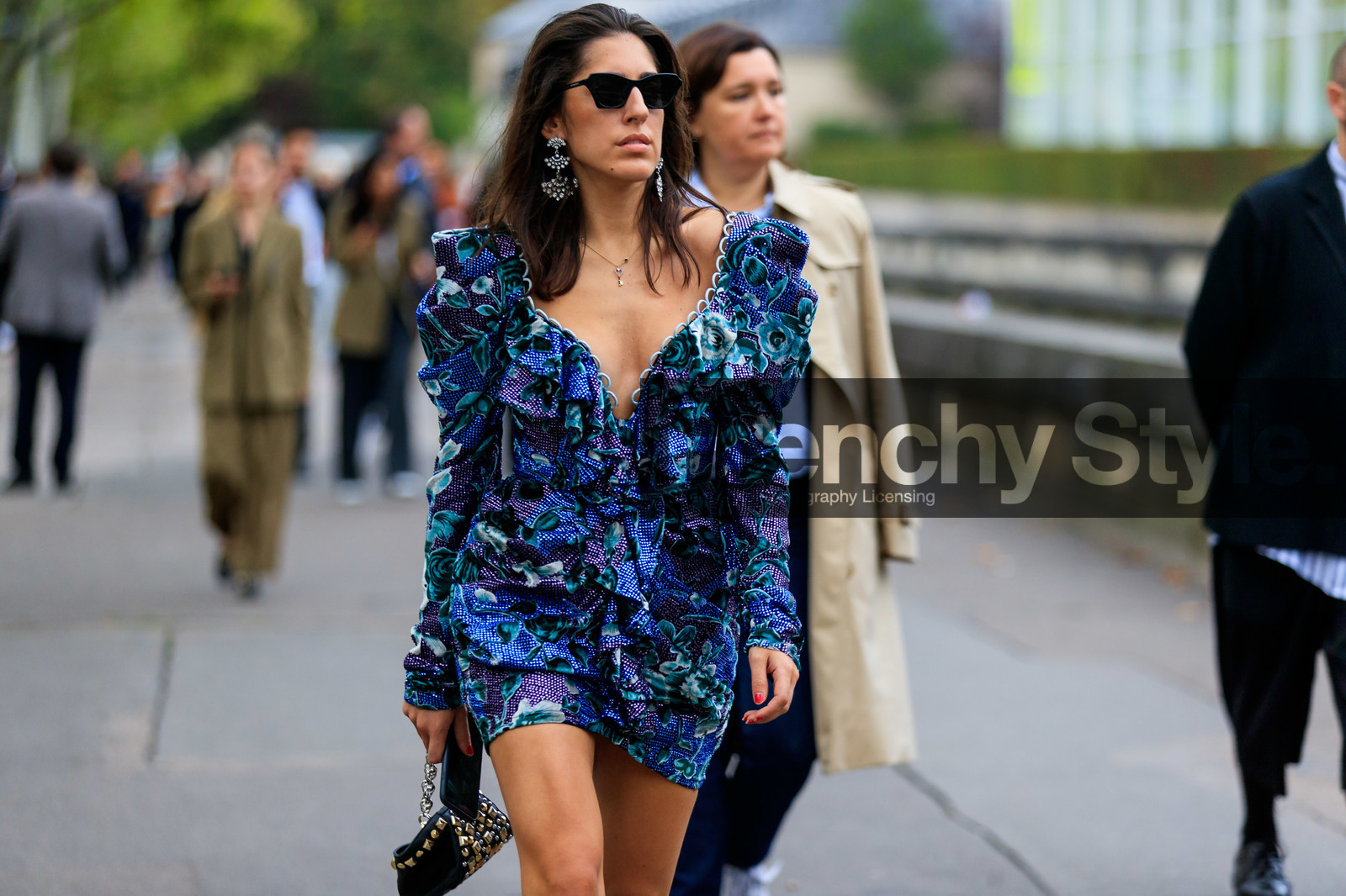 mini dress, low necked dress, ruffle dress, blue dress, purple dress, long sleeves dress, strassed dress, diamond earrings, strassed earrings, dangling earrings, floral printed dress, PARIS, PFW, SPRING SUMMER 2020, SS 20, fashion week, frenchystyle, FW, jonathan paciullo, street style, horizontal, atmosphere details, detail