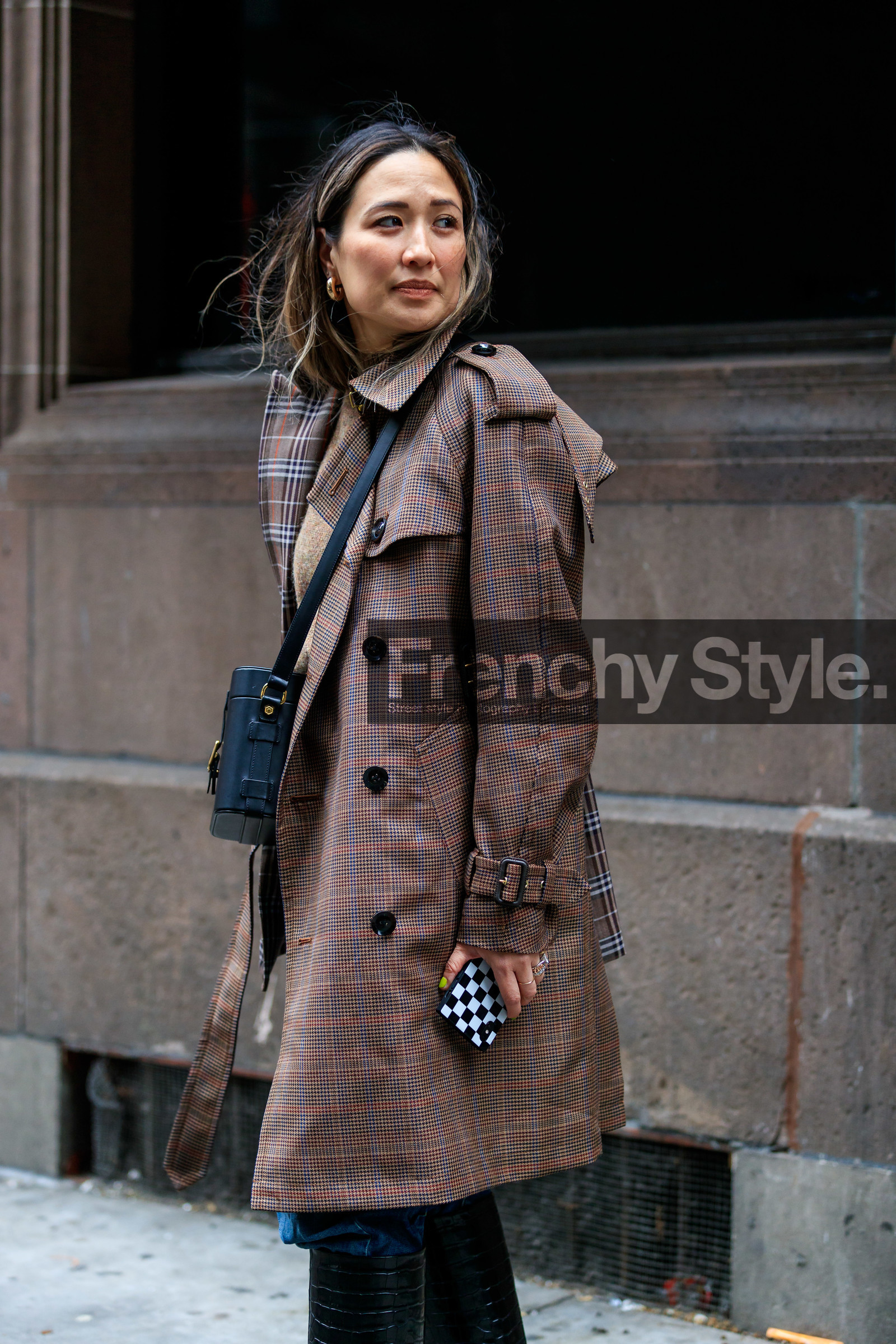 checked trench coat, brown trench coat, asymetrical jacket, asymetrical trenchcoat, plaid trenchcoat, beige trench coat, crossbody bag, green leather bag, box bag, fashion week, frenchystyle, FW, jonathan paciullo, street style, AUTUMN WINTER 2020-2021, FALL WINTER 2020-2021, FW 20-21, vertical, atmosphere details, detail, NYFW, NEW YORK