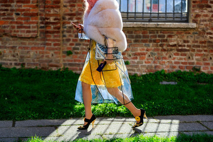 atmosphere details, black shoes, detail, fashion week, frenchystyle, fur jacket, FW, high heels, horizontal, jonathan paciullo, leather shoes, MFW, MILAN, pink fur, pink jacket, SPRING SUMMER 2018, SS 18, street style, transparent coat, yellow dress