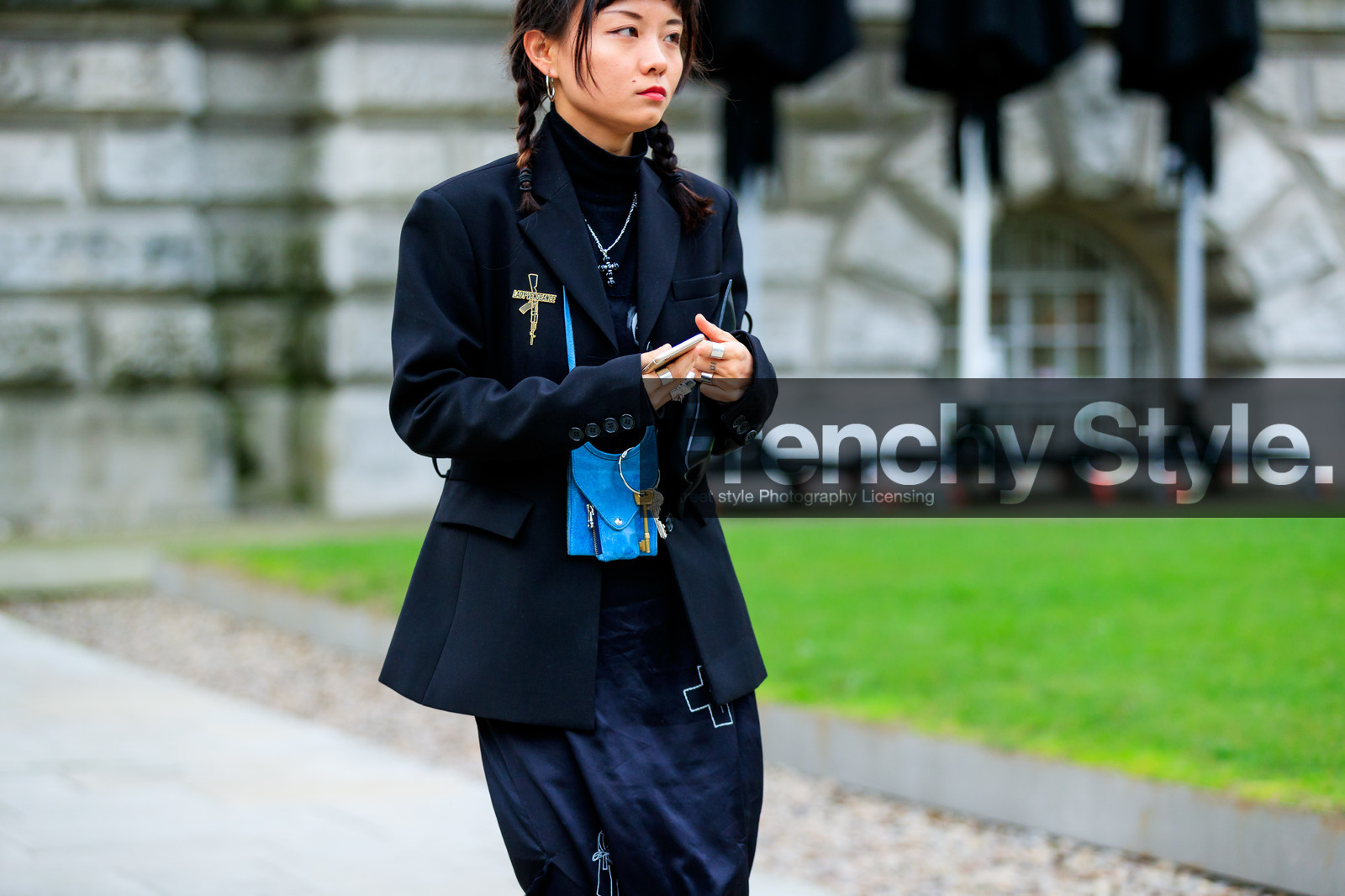 ann demeulemeester, atmosphere details, AUTUMN WINTER 2017-2018, AW 17-18, black jacket, black skirt, black sweater, blue bag, braids, brooch, detail, FALL WINTER 2017-2018, fashion week, frenchystyle, FW, FW 17-18, horizontal, jonathan paciullo, LFW, LONDON, rings, street style, suede bag, tone on tone, total look black