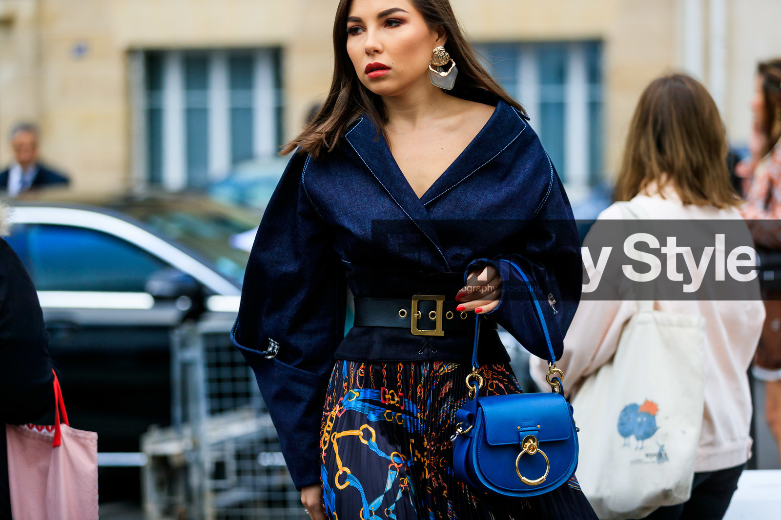 black belt, blue bag, blue denim, chloé, denim jacket, graphic skirt, leather bag, leather belt, navy skirt, pleated skirt, printed skirt, PARIS, PFW, street style, jonathan paciullo, FW, frenchystyle, fashion week, AUTUMN WINTER 2019-2020, AW 19-20, FALL WINTER 2019-2020, FW 19-20, horizontal, atmosphere details, detail