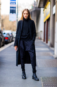 AUTUMN WINTER 2017-2018, AW 17-18, black coat, black jacket, black pants, black shoes, black sweater, FALL WINTER 2017-2018, fashion week, frenchystyle, full length, FW, FW 17-18, jonathan paciullo, leather shoes, lia pavlova, long hair, MFW, MILAN, model, red lips, street style, tone on tone, total look black, trousers, turtleneck sweater, vertical