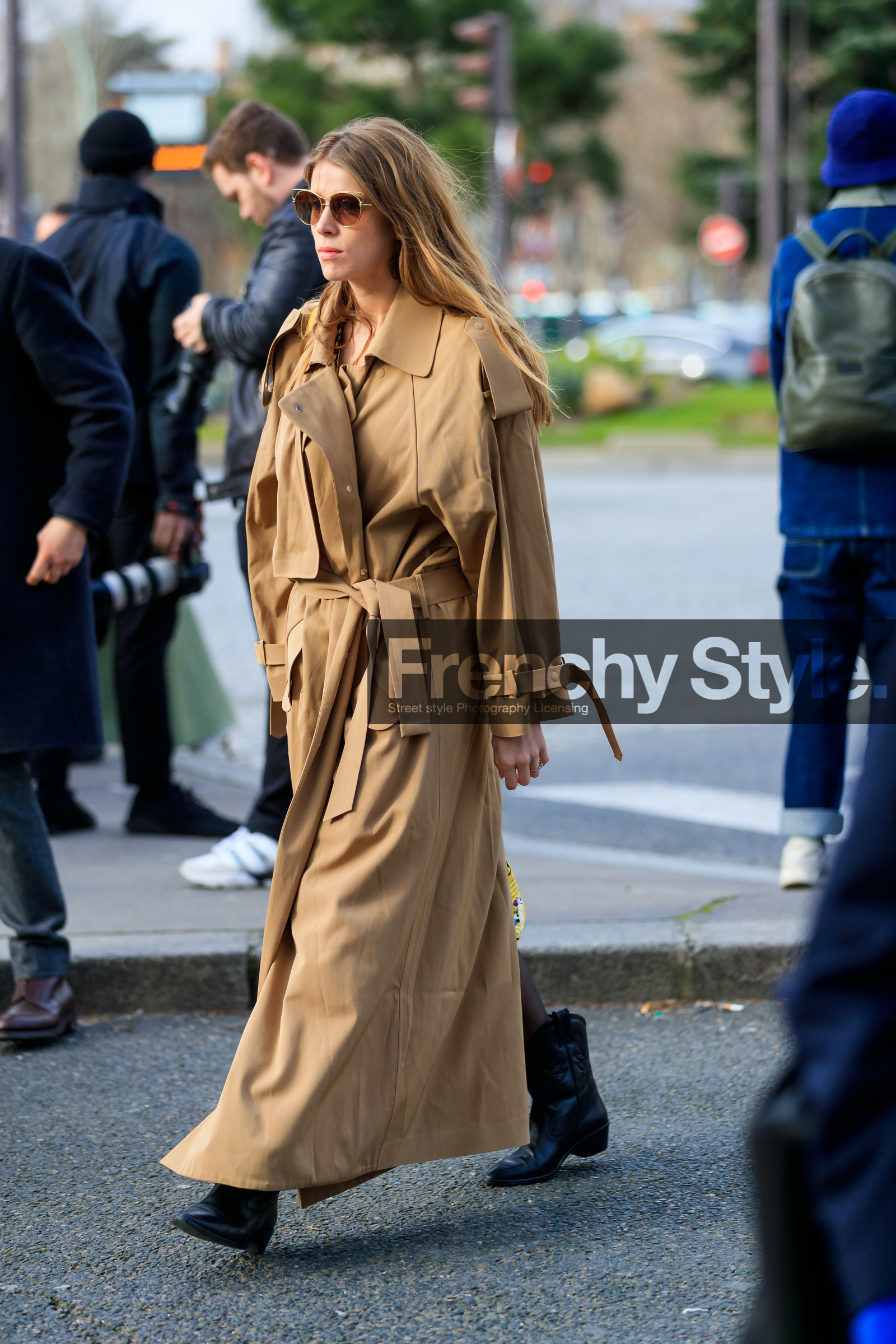 beige trench coat, camel trenchcoat, metalic frame sunglasses, eyecat sunglasses, black leather boots, cowboy boots, belted trench coat, fashion week, frenchystyle, FW, jonathan paciullo, street style, PFW, PARIS, vertical, full length