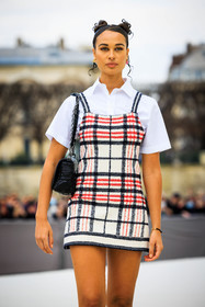 mini dress, dior, plaid dress, white dress, white shirt, black handbag, high bows hairstyle, sarah lysander, fashion week, frenchystyle, FW, jonathan paciullo, street style, AUTUMN WINTER 2022-2023, FALL WINTER 2022_2023, FW 22-23, PFW, PARIS, vertical, detail