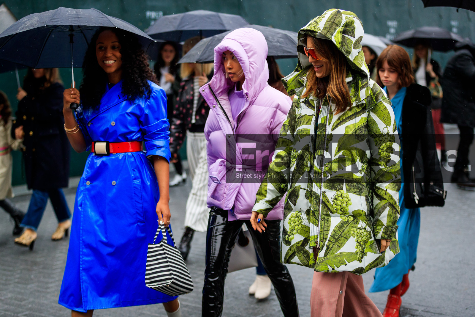 black and white bag, black pants, blue coat, down jacket, floral, flowers, graphic bag, graphic jacket, hood, leather bag, leather pants, pink pants, printed bag, printed jacket, purple jacket, red belt, striped bag, sunglasses, trench coat, trousers, umbrella, street style, jonathan paciullo, FW, frenchystyle, fashion week, NYFW, NEW YORK, AUTUMN WINTER 2018-2019, AW 18-19, FALL WINTER 2018-2019, FW 18-19, atmosphere details, horizontal, detail, vanessa hong